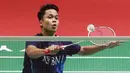 Tunggal putra Indonesia, Anthony Sinisuka Ginting, saat bertanding melawan wakil China, Li Shi Feng, dalam pertandingan semifinal Indonesia Open 2023 yang berlangsung di Istora Senayan, Sabtu (17/6/2023). (Bola.com/M Iqbal Ichsan)