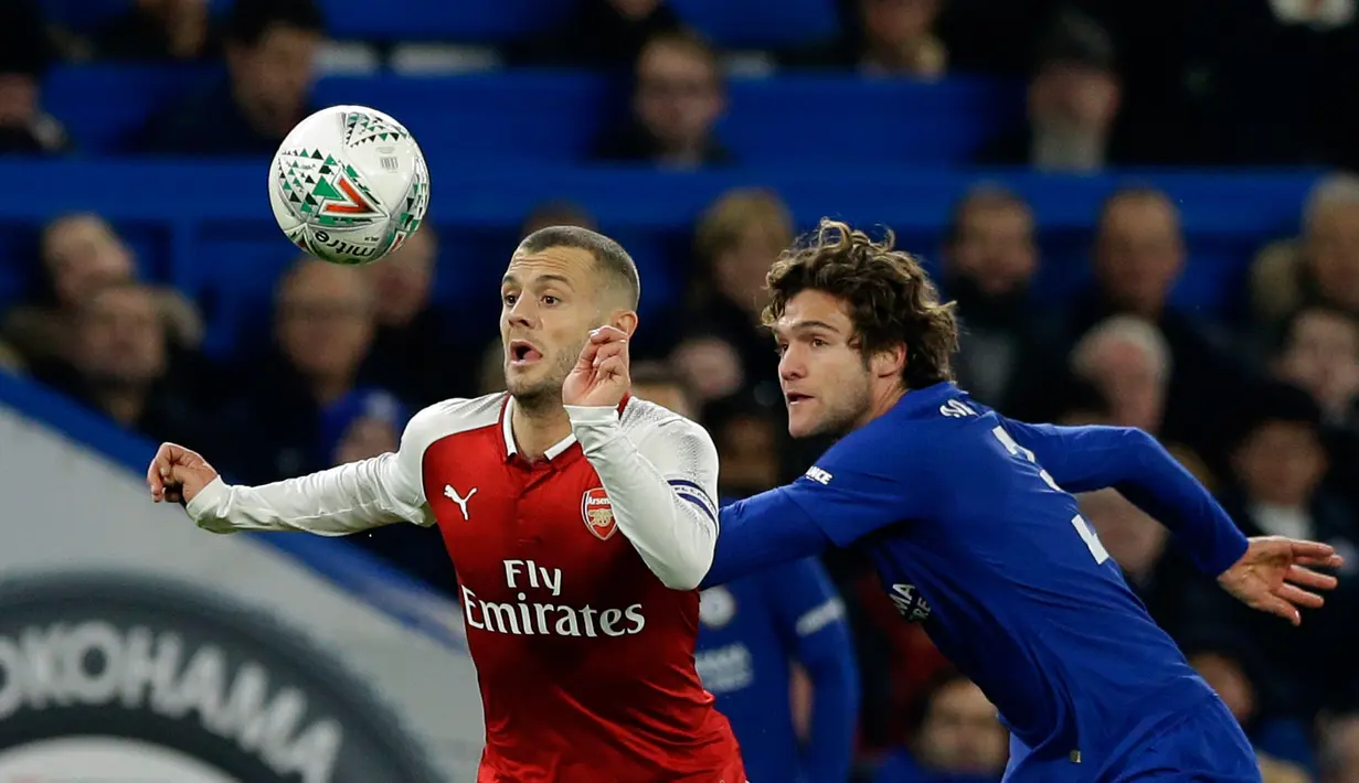 Pemain Arsenal, Jack Wilshere berebut bola dengan pemain Chelsea, Marcos Alonso pada laga semifinal pertama Piala Liga Inggris di Stadion Stamford Bridge, Rabu (10/1). Chelsea harus puas diimbangi Arsenal 0-0. (AP/Kirsty Wigglesworth)