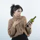 Tren sober curious mengajak seseorang lebih sadar dalam mengonsumsi alkohol dengan mengurangi frekuensi minum dan memilih gaya hidup yang lebih mindful demi kesehatan. (Foto/Dok: Magnific)
