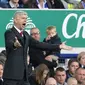 Pelatih Arsenal, Arsene Wenger, memberikan instruksi kepada timnya saat berlaga kontra Everton dalam laga lanjutan Liga Primer Inggris di Stadion Goodison Park, (24/8/2014). (AFP PHOTO/Lindsey Parnaby)