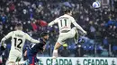Penyerang AC Milan, Zlatan Ibrahimovic mengincar bola saat bertanding melawan Cagliari selama pertandingan Liga Serie A Italia di Sardegna Arena di Cagliari, Italia, Minggu (20/3/2022). AC Milan menang atas Cagliari 1-0. (AFP/Alberto Pizzoli)