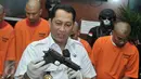 Kepala BNN Budi Waseso menunjukan barang bukti senjata api dalam rilis kasus peredaran Narkoba jaringan Tiongkok-Medan, di Gedung BNN, Jakarta, Selasa (7/3). Pengungkapan kasus ini melibatkan empat lokasi penangkapan di Medan. (Liputan6.com/Yoppy Renato)