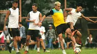 Arema Kukuhkan Pertahanan Mengantisipasi Serangan Balik SFC