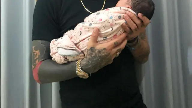 Jadi Ayah Dua Anak, Ini 6 Potret Diego Michiels saat Momong Buah Hati