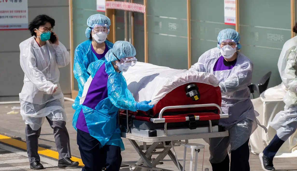 Pekerja medis Rumah Sakit Universitas Nasional Kyungpook memindahkan seorang pasien di Daegu, Korea Selatan, Rabu (4/3/2020). Jumlah total pasien yang terinfeksi virus corona (COVID-19) di Korea Selatan bertambah menjadi 5.621 kasus. (Xinhua/Lee Sang-ho)