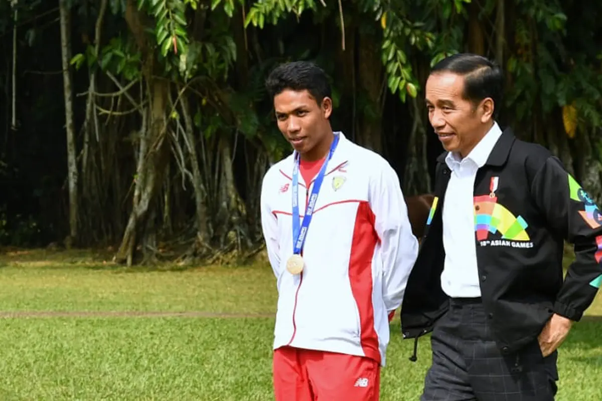 Naik Mobil Golf, Jokowi Ajak Zohri Keliling Istana Bogor