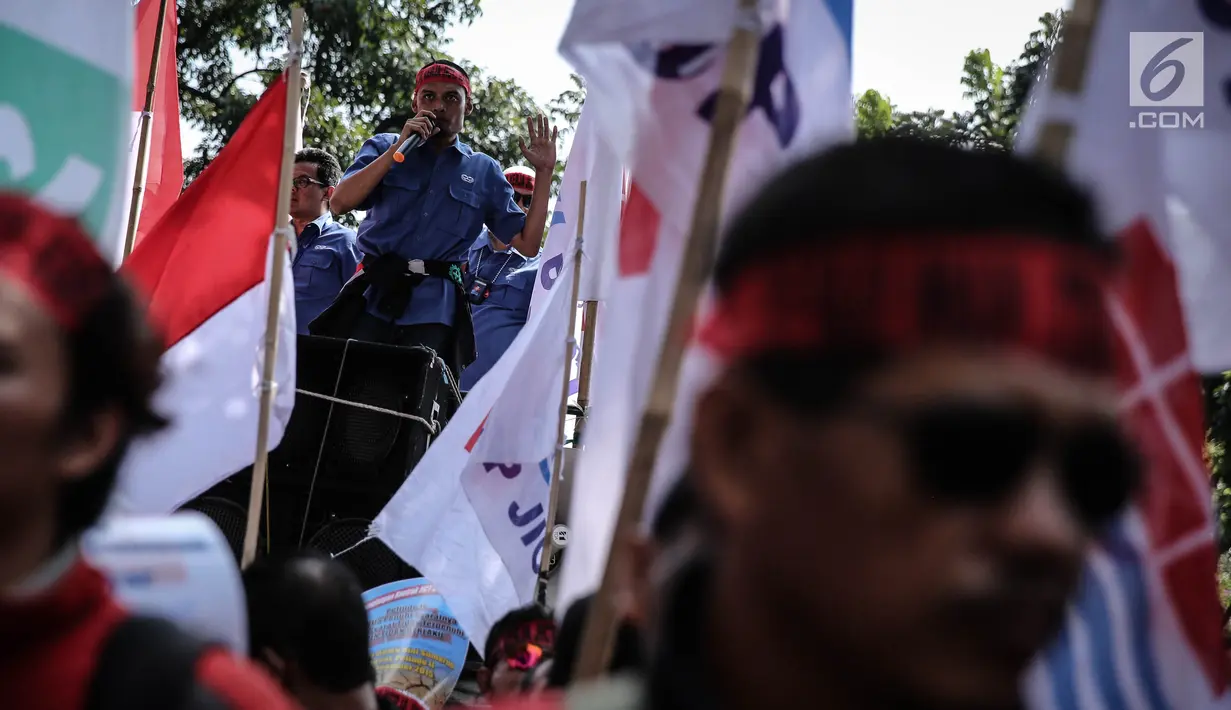 Peserta demo berorasi saat menggelar aksi di depan kantor Kementerian BUMN, Jakarta, Senin (31/7). Mereka menuntut evaluasi yang melibatkan kerja sama antara PT. JICT, PT Pelindo II dan Hutchison Port Holding. (Liputan6.com/Faizal Fanani)