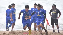 Para pemain Arema FC melakoni latihan di Pantai Ngantep, Kabupaten Malang pada Rabu (2/9/2020). (Bola.com/Iwan Setiawan)