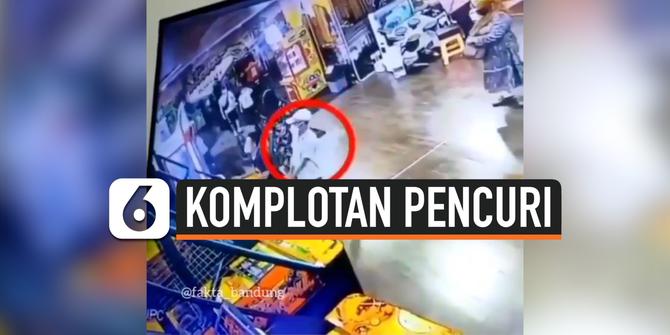 VIDEO: Terekam Aksi Komplotan Pencuri di dalam Mall