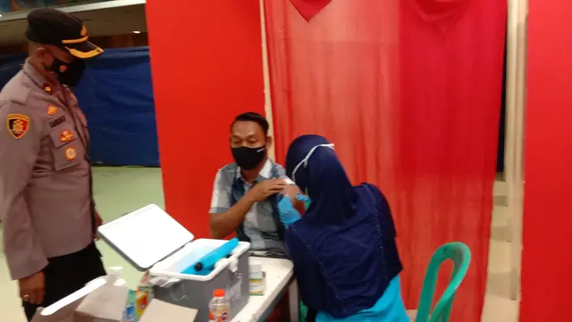 Kapolsek Serang, Kompol Bambang Wibisono, Berbincang Dengan Pedagang Yang Di Vaksin. (Selasa, 06/09/2021). (Liputan6.com/Yandhi Deslatama).