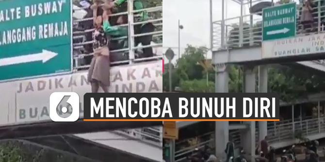 VIDEO: Viral Perempuan Mencoba Bunuh Diri dari Atas Jembatan Penyebrangan