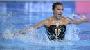 Hilda Tri Julyandra berkompetisi pada babak penyisihan nomor renang artistik teknis tunggal putri pada Kejuaraan Akuatik Dunia 2024 di Aspire Dome, Doha, Qatar, 2 Februari 2024. (AFP/Oli Scarff)