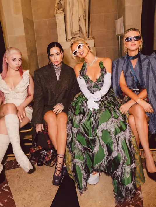 <p>Paris Hilton, Demi Lovato, dan Ice Spice di FROW fashion show Vivienne Westwood. Mereka pun tampil dengan gaya masing-masing sesuai karakter. [@parishilton]</p>