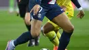 Penyerang Paris Saint-Germain atau PSG,Kylian Mbappe (depan) bersaing dengan bek Nantes Fabien Centonze pada pekan ke-26 Ligue 1 atau Liga Prancis 2022-2023 di Parc des Princes, Minggu (5/3/2023) dini hari WIB. Paris Saint-Germain memperpanjang catatan tak terkalahkan di kandang menjadi 35 laga di Ligue 1. (FRANCK FIFE / AFP)