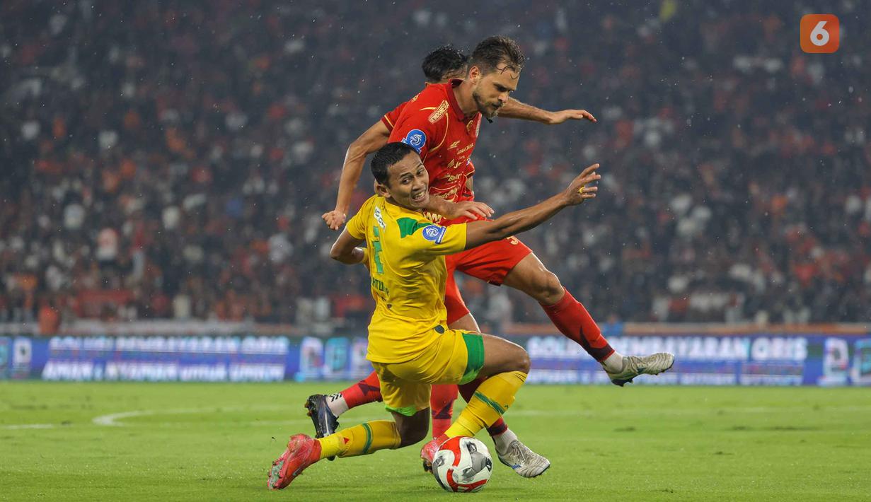 Persija langsung menekan sejak menit awal pertandingan. Tapi pertahanan Persebaya cukup solid sehingga belum ada gol dalam sepuluh menit pertama. Tampak dalam foto, pemain Persija berusaha melewati adangan pemain Persebaya pada pertandingan pekan ke-27 BRI Super League 2025/2026 di Stadion Utama Gelora Bung Karno (SUGBK), Jakarta, Sabtu (11/4/2026). (Bola.com/Bagaskara Lazuardi)