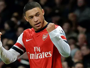 Gelandang Arsenal Alex Oxlade-Chamberlain berselebrasi setelah mencetak gol keduanya saat laga pertandingan sepak bola Liga Inggris antara Arsenal melawan Crystal Palace di Stadion Emirates, London, pada (02/02/14) waktu Setempat. (Foto: AFP/Ben Stansall)