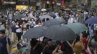 Para pengunjuk rasa yang menentang Undang-Undang Keamanan Nasional berbaris pada hari peringatan penyerahan Hong Kong ke China dari Inggris di Hong Kong, Rabu (1/7/2020). Unjuk rasa berlangsung sehari setelah pemberlakuan Undang-Undang Keamanan Nasional. (AP Photo/Vincent Yu)