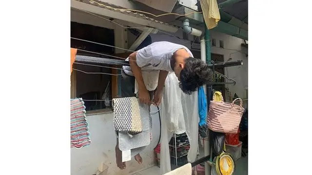 tingkah nyeleneh orang saat berjemur