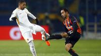 Aksi pemain Roma, Bruno Peres (kiri) saat berebut bolad dengan pemain Shakhtar, Ismaily pada laga 16 besar Liga Champions di Metalist Stadium, Kharkiv, Ukraina, (21/2/2018). Shaktar menang 2-1.  (AP/Efrem Lukatsky)