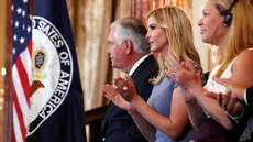 Sekretaris Negara Rex Tillerson (kiri), Ivanka Trump (tengah), Alika Kinan saat menghadiri Trafficking in Persons Report (TIP) 2017 di Departemen Luar Negeri di Washington, AS (27/6). (AP Photo/Jacquelyn Martin)