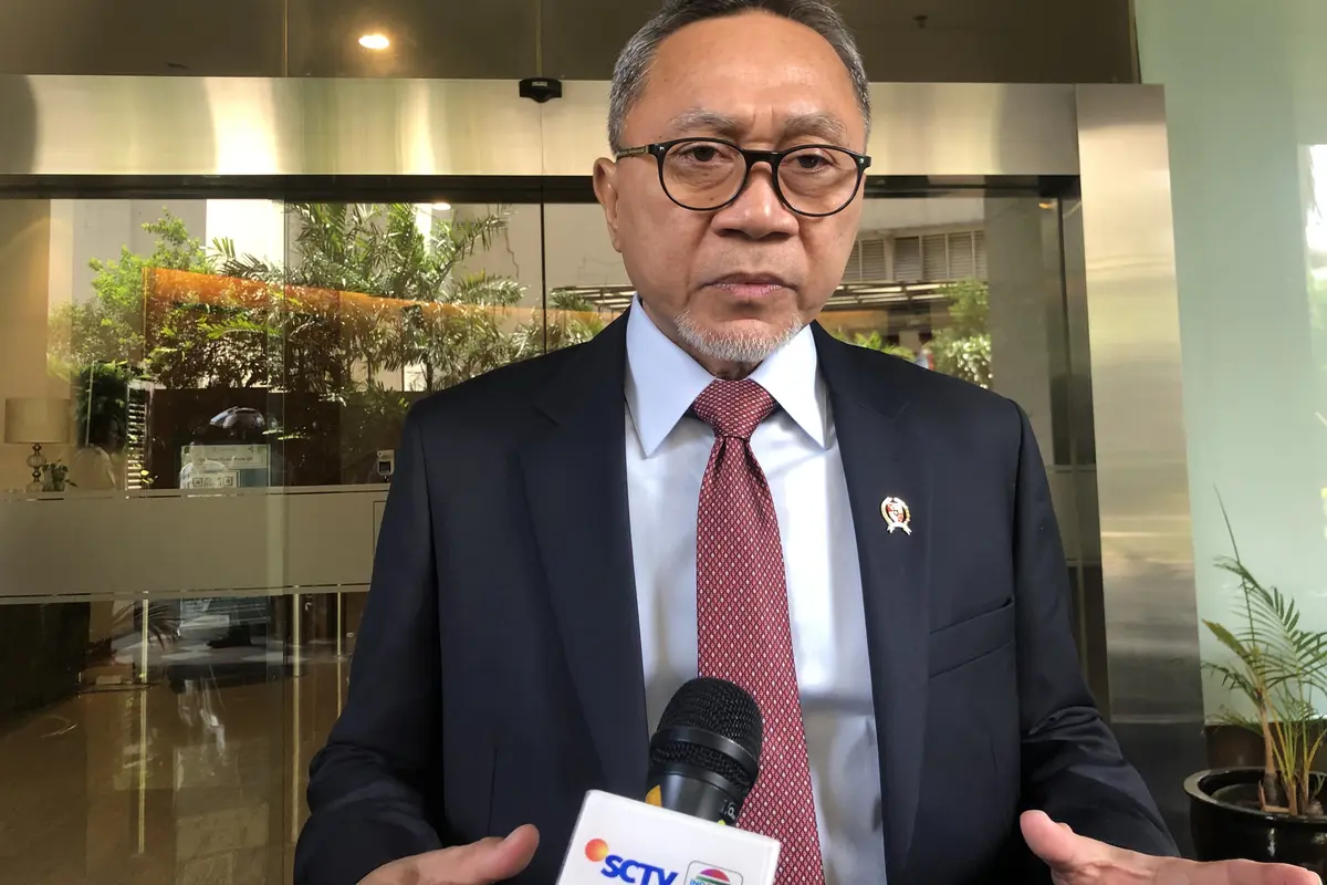Menteri Perdagangan (Mendag) Zulkifli Hasan Berkomentar mengenai pembatasan pembelian beras kategori premium di ritel modern. (Elza/Liputan6.com)