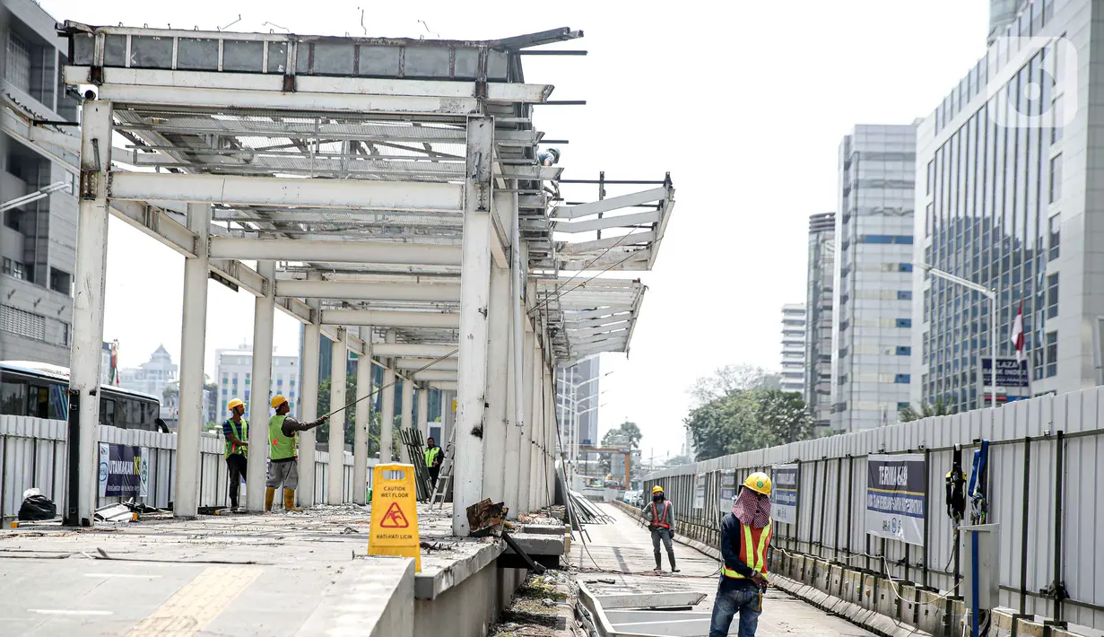 Pekerja beraktivitas saat membongkar Halte Bundaran HI di Jakarta, Senin (18/4/2022). 11 halte Transjakarta yang revitalisasi, yaitu Halte Dukuh Atas 1, Tosari, Juanda, Cawang Cikoko, Bundaran HI, Sarinah, Kebon Pala, Kwitang, Balai Kota, GBK dan Jatinegara 2.   (Liputan6.com/Faizal Fanani)