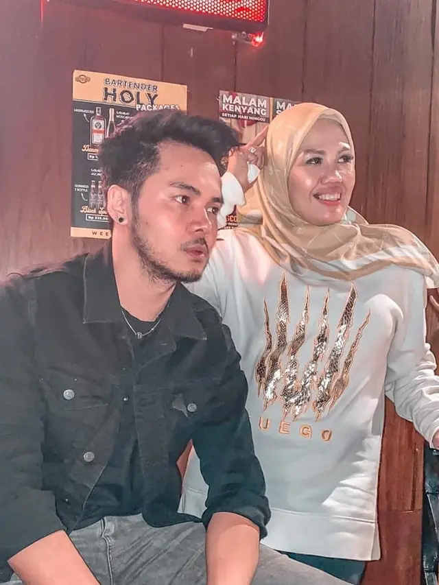Pamer Cincin, Ini 6 Potret Kebersamaan Elly Sugigi dan Kekasih Baru