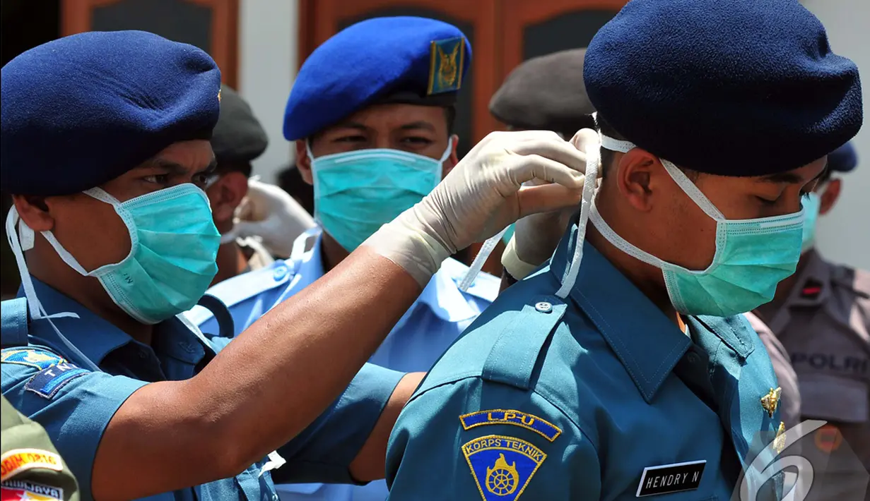 Tim Gabungan SAR TNI melakukan persiapan penerimaan empat jenazah korban AirAsia, Di Pangkalan Udara TNI Angkatan Laut Juanda Base OPS, Surabaya, Kamis (1/1/2015). (Liputan6.com/Johan Tallo)