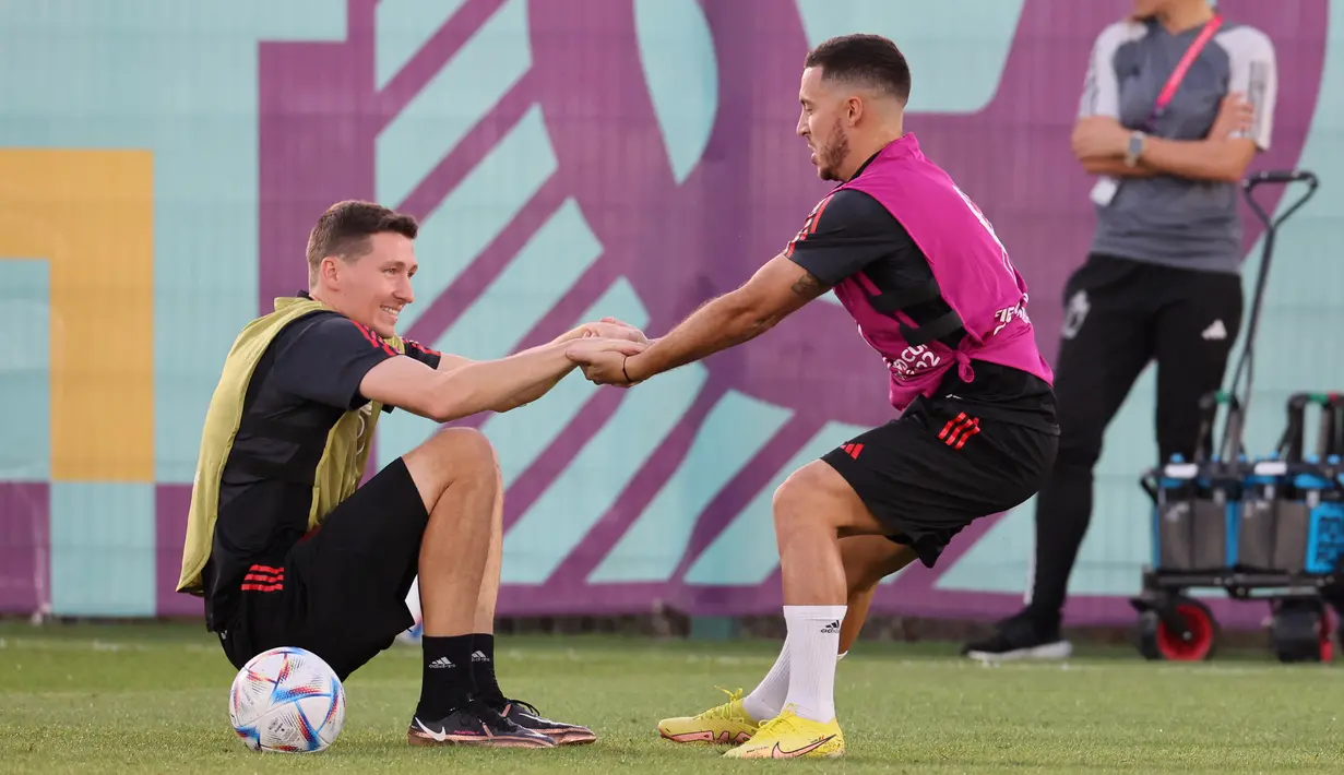 <p>Penyerang Belgia, Eden Hazard (Tengah) dan gelandang Hans Vanaken (Kiri) mengikuti sesi latihan di Salwa Training Site di Pantai Salwa, Doha pada 30 November 2022. Di grup ini, dua tiket 16 besar dari Grup F masih diperebutkan oleh tiga tim: Kroasia, Maroko, dan Belgia. (AFP/Jack Guez)</p>
