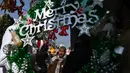 Seorang pria melintas di dekat barang-barang dekoratif yang dipajang di sebuah pasar menjelang perayaan Natal di New Delhi, India pada 13 Desember 2024. (Arun SANKAR/AFP)