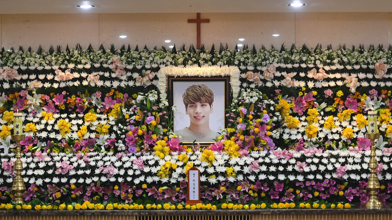 [Bintang] Foto-Foto Terakhir Jonghyun SHINee Sebelum Bunuh Diri