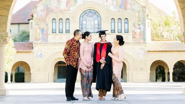 8 Momen Maudy Ayunda Lulus S2 dari Stanford University, Menawan Pakai Kebaya
