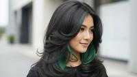 7 Model Rambut Panjang Peek-a-Boo Layer, Tampilan Stylish yang Wajib Dicoba di 2025