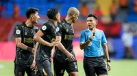 Sejumlah pemain Madura United melakukan protes terhadap wasit utama Naufal Adya saat pertandingan leg kedua semifinal championship series BRI Liga 1 2023/2024 melawan Borneo FC di Stadion Batakan, Balikpapan, Kalimantan, Minggu (19/05/2024). (Bola.com/Bagaskara Lazuardi)