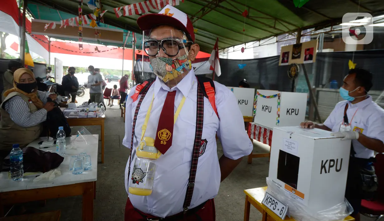 Petugas KPPS dengan berseragam sekolah saat bertugas dalam Tangerang Selatan 2020 di TPS 49, Kompleks Perumahan Cendana Residence, Pondok Benda, Pamulang, Rabu (9/12/2020). TPS Pilkada 2020 itu mengusung tema Rindu Sekolah Lagi (Kisah-Kasih di Sekolah). (merdeka.com/Dwi Narwoko)