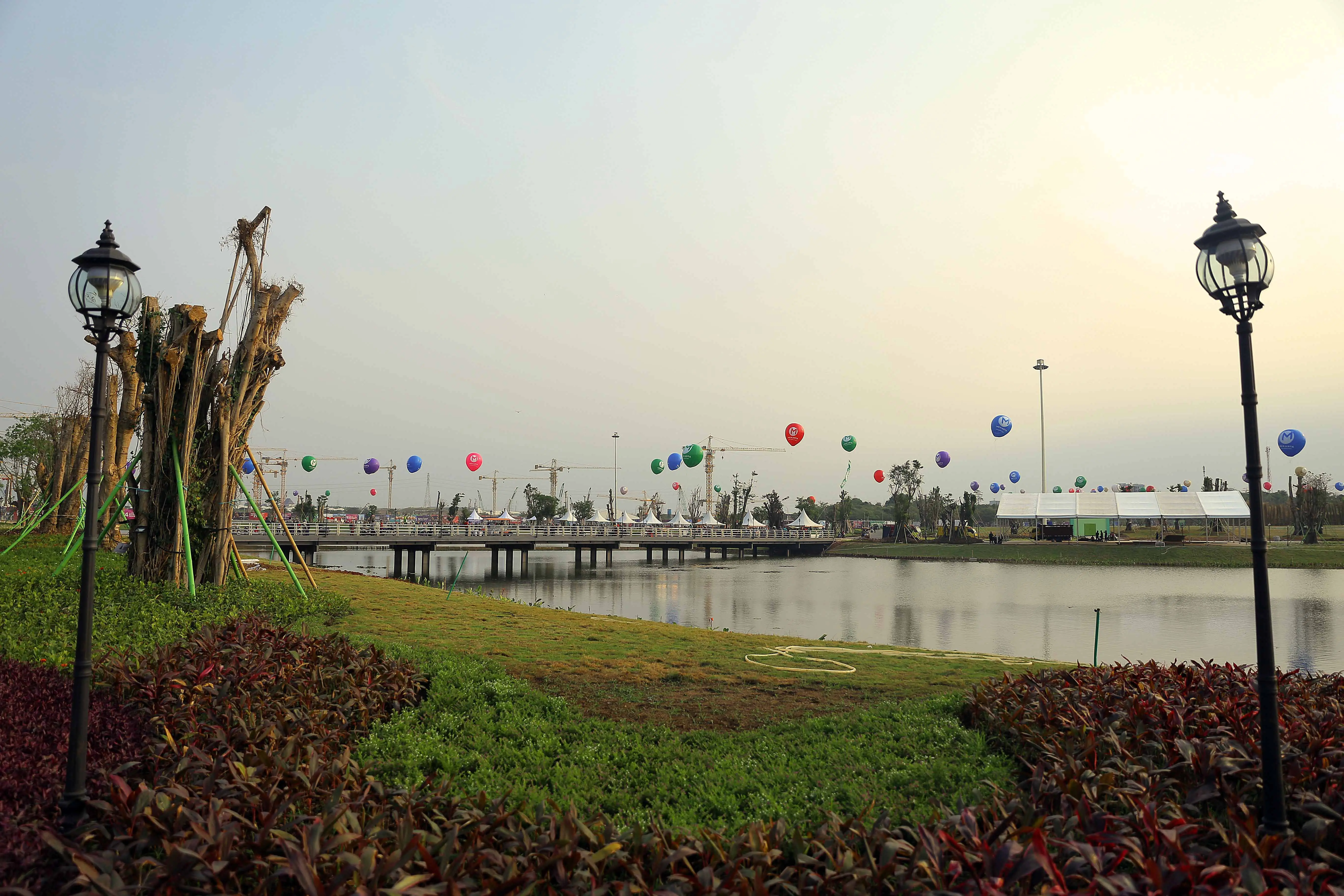 Danau yang ada di central park Meikarta. (Sumber foto: Nurwahyunan/Bintang.com)