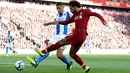 Gelandang Liverpool, Mohamed Salah mengumpan bola dari kawalan pemain Brighton and Hove Albion, Steve Sidwell saat bertanding pada lanjutan Liga Inggris di Anfield Stadium (25/8). Liverpool menang atas Brighton 1-0. (Martin Rickett/PA via AP)