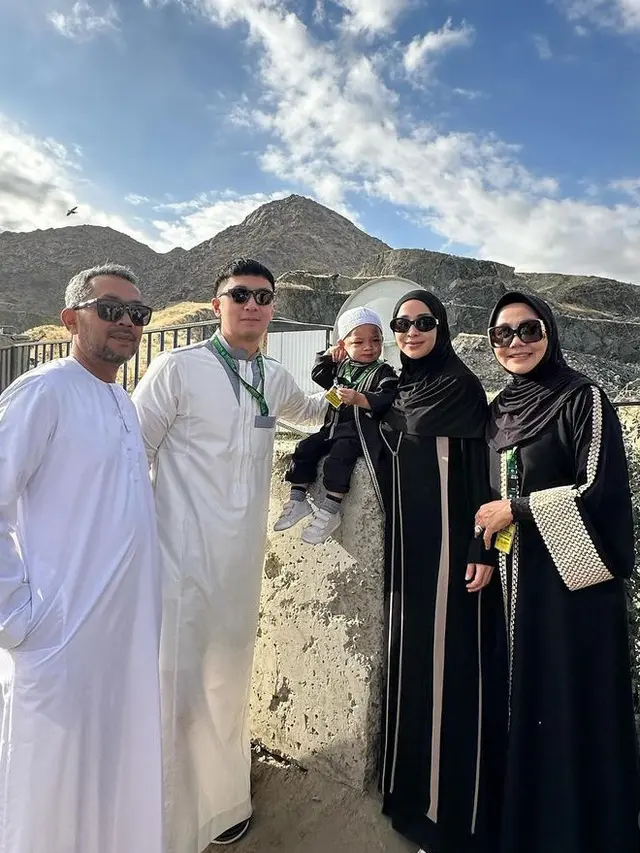 Gaya Baby Issa Saat Umrah Bersama Nikita Willy. [@yorafebrina]