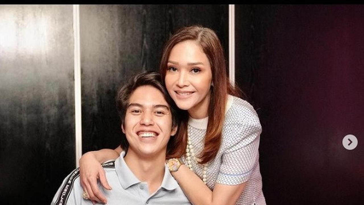 El Rumi rayakan ultah ke-24 bareng Maia Estianty dan keluarga (Foto: instagram maiaestiantyreal)