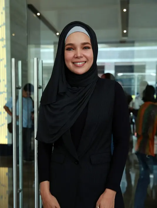 'Wanita itu sejatinya harus kuat dan hebat. Meskipun dipandang lemah, wanita bisa menghadapi banyak hal. Nah, pesan-pesan dalam film ini sangat kuat,' ujar Dewi. (Deki Prayoga/Bintang.com)