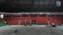 Suasana aktivitas pekerja proyek renovasi gelanggang olahraga (GOR) Soemantri Brodjonegoro, Jakarta, Kamis (18/1). Menjelang Asian Games 2018, sebanyak 10 Gelanggang Olahraga di kawasan DKI Jakarta direnovasi. (Liputan6.com/Arya Manggala)