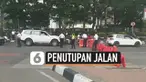 Massa menggelar unjuk rasa depan istana merdeka Jakarta hari Kamis (10/10). Untuk antisipasi kemacetan, polisi tutup sejumlah ruas jalan.