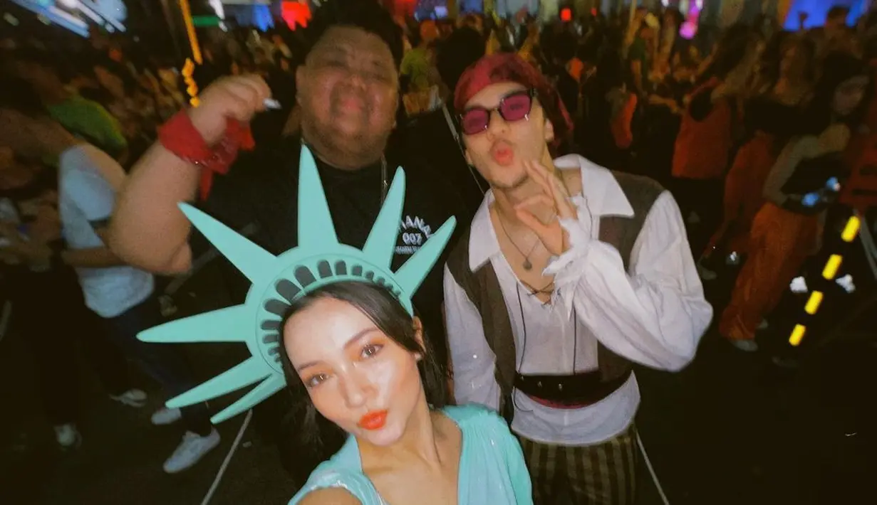 Megan Domani jadi Patung Liberty [Instagram/megandomani1410]