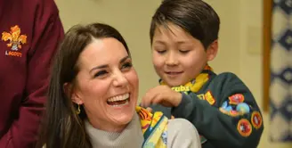 Mengikuti serangkaian kegiatan sosial dan organisasi bukan hal asing lagi untuk Kate Middleton. Kabar terbaru disiarkan, Kate menghadiri acara Cub Scout Pack yang merupakan acara kepanduan. (doc.dailymail.com)