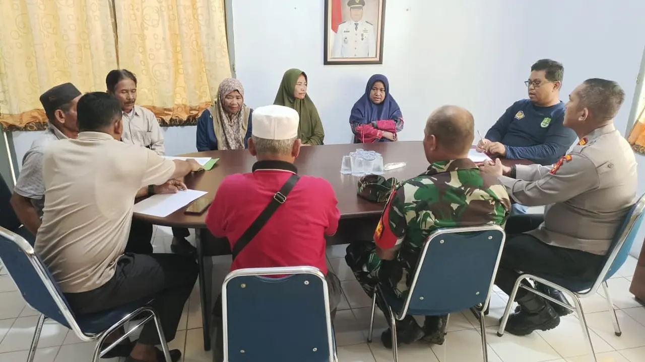 Polisi berdiskusi dengan aparatur desa dan panitia pemilihan desa mematangkan hari pencoblosan pada 27 November nanti.