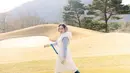 Tak hanya untuk sekadar OOTD, Shandy Aulia juga andalkan boots untuk bermain golf di Korea Selatan [@shandyaulia]