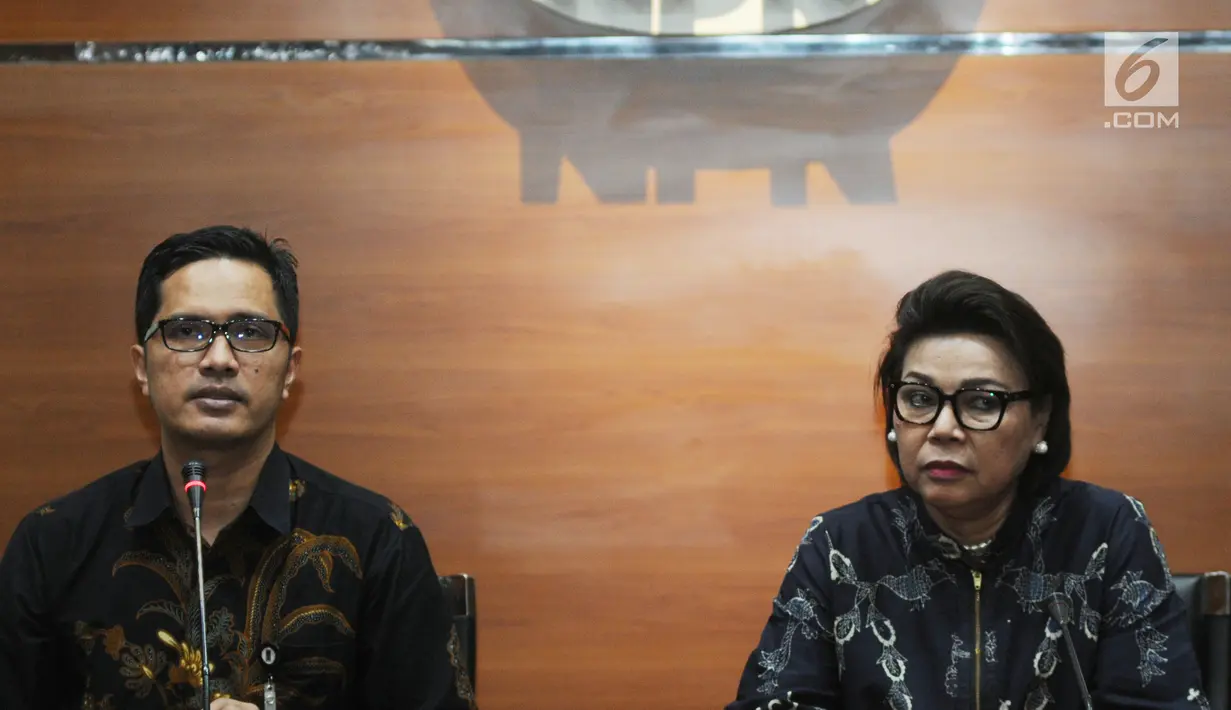 Wakil Ketua KPK Basaria Panjaitan (kanan) bersama Juru Bicara KPK Febri Diansyah (kiri) memberi keterangan terkait operasi tangkap tangan (OTT) Kabupaten Bengkayang di Gedung KPK, Jakarta, Rabu (4/9/2019). Selain barang bukti uang, KPK juga menyita HP dan buku tabungan. (Merdeka.com/Dwi Narwoko)