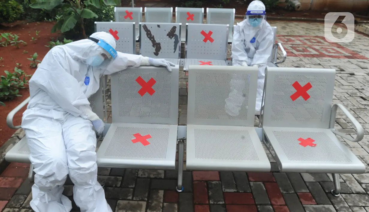 Tenaga kesehatan beristirahat setelah kegiatan tes swab massal di Puskesmas Ciganjur, Jakarta, Kamis (7/1/2020). Lonjakan kasus virus corona berpotensi terjadinya krisis tenaga kesehatan (nakes) karena banyak yang tertular dan gugur saat menangani pasien Covid-19. (merdeka.com/Arie Basuki)