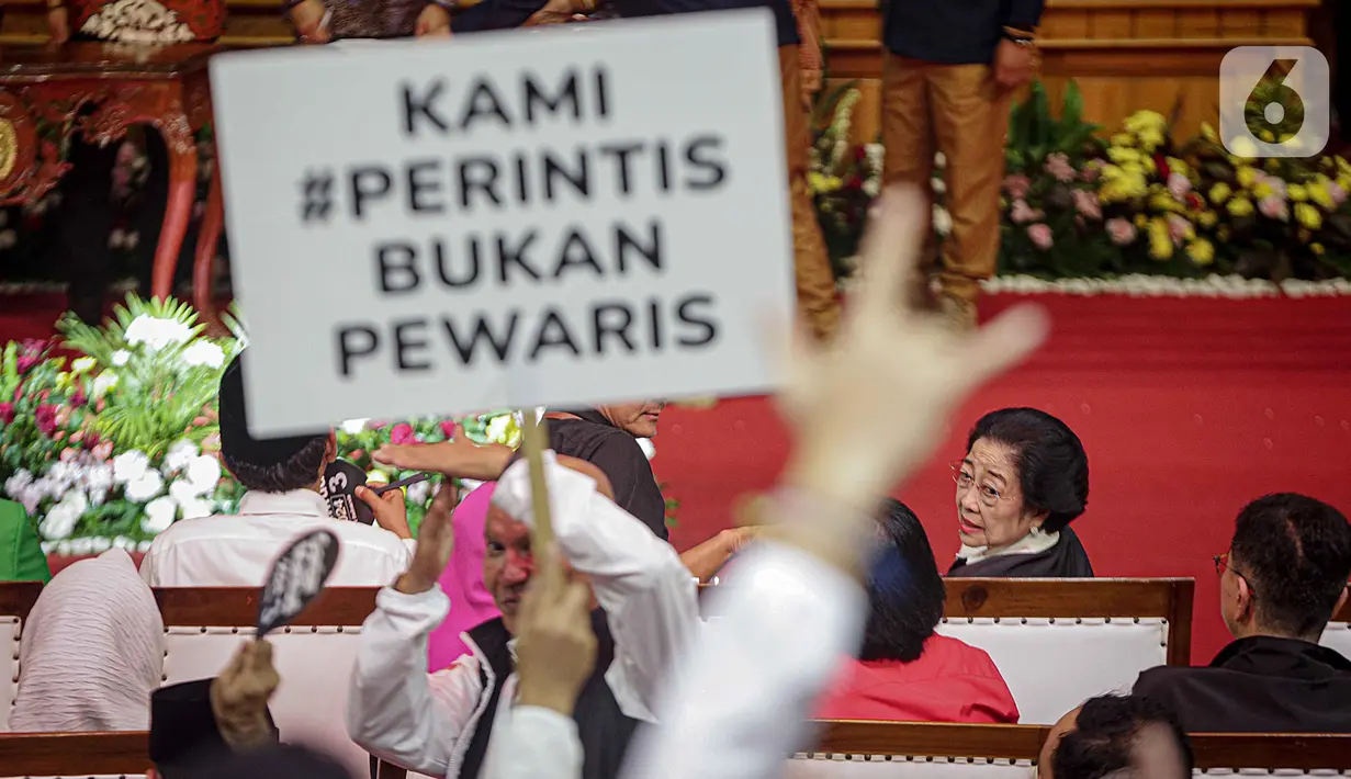 Ketua Umum Partai Demokrasi Indonesia Perjuangan (PDIP), Megawati Soekarnoputri terihat menghadiri dan menyaksikan langsung pengundian nomor urut capres-cawapres Pemilu 2024 di halaman gedung Komisi Pemilihan Umum (KPU), Jakarta. (Liputan6.com/Faizal Fanani)