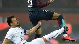 Pemain PSG, Kylian MBappe (atas) berebut bola dengan pemain Caen, Damien Da Silva pada lanjutan Ligue 1 Prancis di Parc des Princes stadium, Paris, (20/12/2017). PSG menang 3-1. (AFP/Franck Fife)